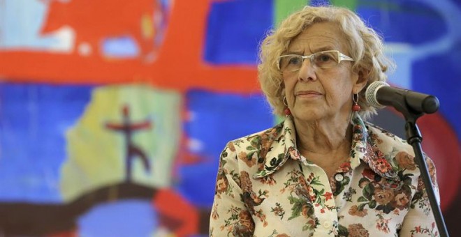 La alcaldesa de Madrid Manuela Carmena, en la rueda de prensa que ha realizado este viernes tras reunirse en el Palacio de Cibeles con Pablo Iglesias. EFE