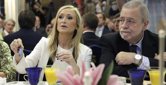 La presidenta de la Comunidad de Madrid, Cristina Cifuentes, y el secretario de Estado de Administraciones Públicas, Antonio Beteta, durante un desayuno ayer en Madrid. /EFE