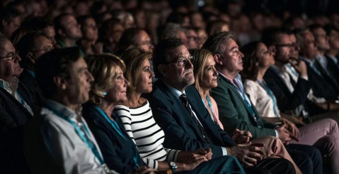 Los principales dirigentes del PP sentados en primera fila. / EMILIO NARANJO (EFE)