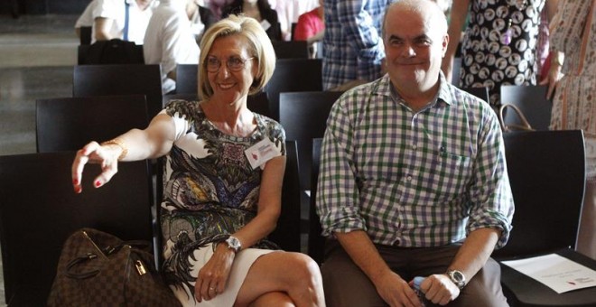 La portavoz de UPyD, Rosa Díez, junto al diputado Carlos Martínez Gorriarán, en el Congreso Extraordinario que celebra el partido para renovar la dirección del mismo. EFE/Víctor Lerena