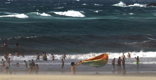 Bañistas en una playa de San Sebastián. /EFE