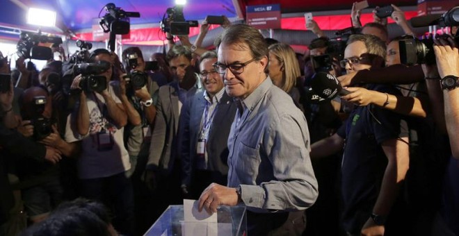 El presidente de la Generalitat, Artur Mas, deposita su voto durante las elecciones a presidente del FC Barcelona, en las que 109.637 socios están llamados en el Camp Nou para escoger nuevo presidente azulgrana para los seis próximos años. /EFE