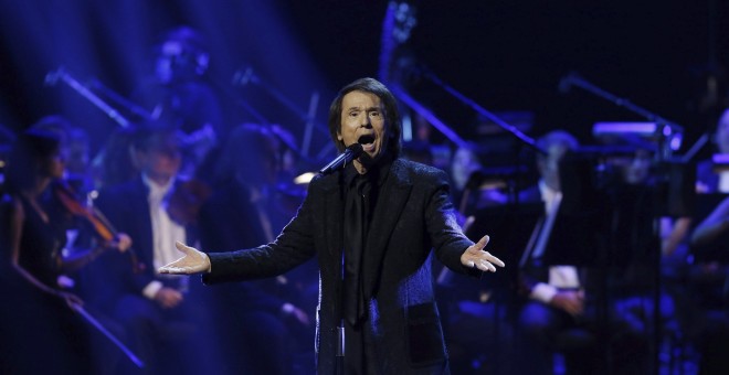 Raphael, durante su actuación en el Teatro Real de Madrid./ EFE/ KIKO HUESCA