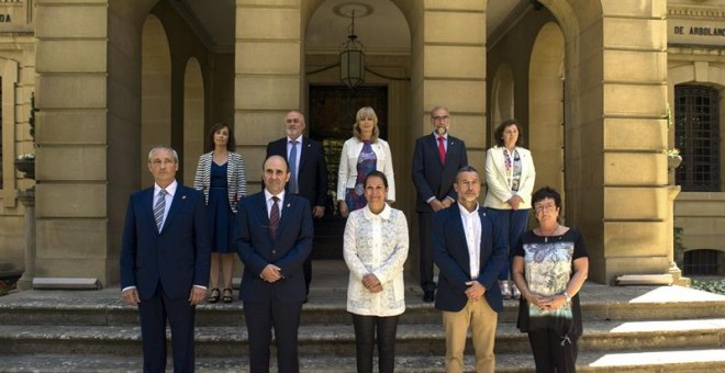 La presidenta del Gobierno de Navarra, Uxue Barkos (primera fila centro), posa para los gráficos con los consejeros del nuevo Gobierno tras la toma de posesión de sus cargos en un acto institucional celebrado este mediodía en el Salón del Trono del Palaci