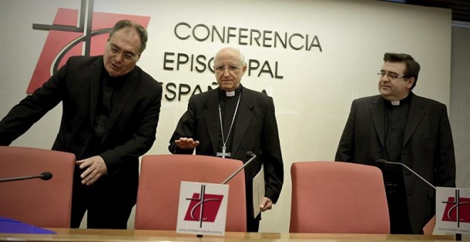 El secretario general de la Conferencia Episcopal española, José María Gil Tamayo (i), el obispo de Ávila, Jesús García Burillo (c) y el director del Departamento de Juventud, Raúl Tinajero (d), durante una rueda de prensa. EFE/Fernando Villar