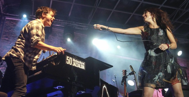 El artista británico Jamie Cullum (i) acompaña a la cantante francesa Zaz (d), durante el concierto celebrado en la plaza de la Trinidad de la capital donostiarra en la segunda jornada del Festival de Jazz de San Sebastián./ EFE/Juan Herrero