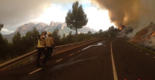 Imagen del incendio de este domingo en Òneda, Barcelona. BOMBERS DE LA GENERALITAT