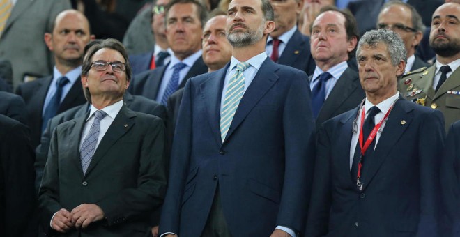 Artur Mas, el rey Felipe VI y Ángel María Villar durante la pitada al himno en la última final de la Copa del Rey.- EFE