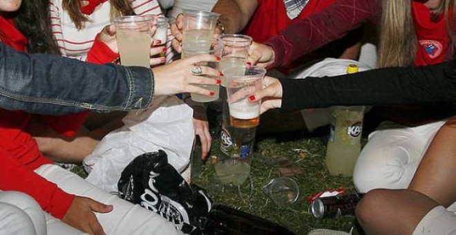 Jóvenes haciendo botellón en la calle / EFE