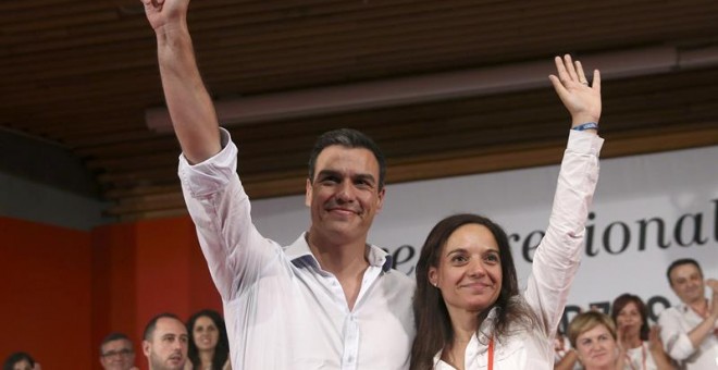 El secretario general del PSOE, Pedro Sánchez, y la nueva secretaria general del PSM, Sara Hernández .- Chema Moya (EFE)