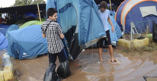 La lluvia ha anegado algunos de los cámpings del Arenal Sound, en Castellón, obligando al desalojo de alrededor de un millar de jóvenes. EFE