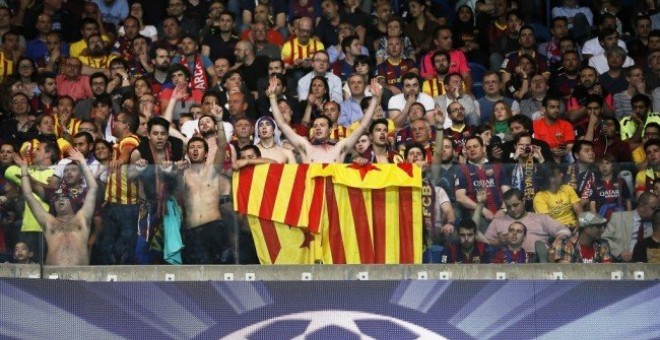 Aficionados con banderas esteladas en la final de Berlín.