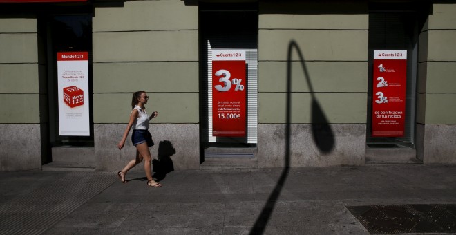 Una oficina del Banco Santander, en Madrid. REUTERS