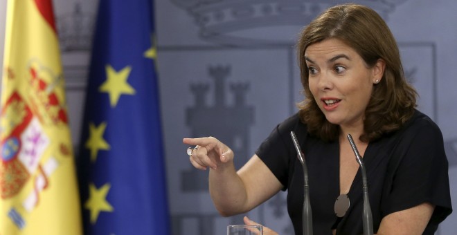 La vicepresidenta del Gobierno, Soraya Sáenz de Santamaría, durante la rueda de prensa que ha ofrecido tras la reunión mantenida con el ministro de Hacienda, Cristóbal Montoro, para preparar la presentación del Proyecto de Ley de Presupuestos Generales de