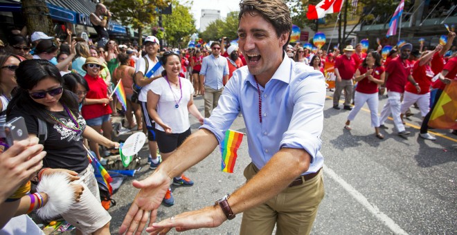 Justin Trudeau, líder del Partido Liberal de Canadá, marcha en el 37º desfile del Orgullo en Vancouver, Columbia Británica. REUTERS / Ben Nelms