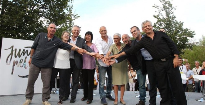 (De i a d) El cabeza de lista de 'Junts pel Sí' por Girona, Lluís Llach; la número dos por Lleida, Carmina Castellví; el número uno por Lleida, Josep Maria Forné; la número dos por Tarragona, Montserrat Palau; el cabeza de lista por Barcelona, Raül Romeva