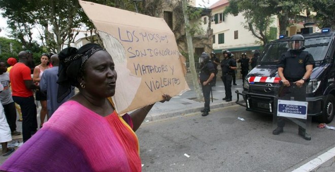 Un grupo de más de 150 senegaleses han cortado desde la mañana del martes hasta las 22.00 horas, aproximadamente, las vías de tren de Salou, donde han apostado varios contenedores para impedir la circulación ferroviaria en protesta por la muerte de un 'm