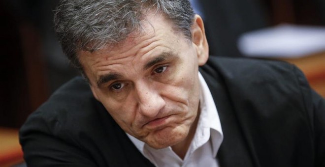 El ministro de Finanzas griego, Euclides Tsakalotos, durante el encuentro extraordinario de ministros de Finanzas y Economía de la eurozona, en la sede del Consejo Europeo en Bruselas, Bélgica, hoy, 14 de agosto de 2015. El vicepresidente de la Comisión