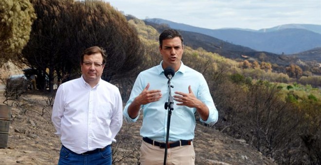 Pedro Sánchez, este domingo, junto con el presidente extremeño, Guillermo Fernández Vara, en Hoyos (Cáceres)./ EFE