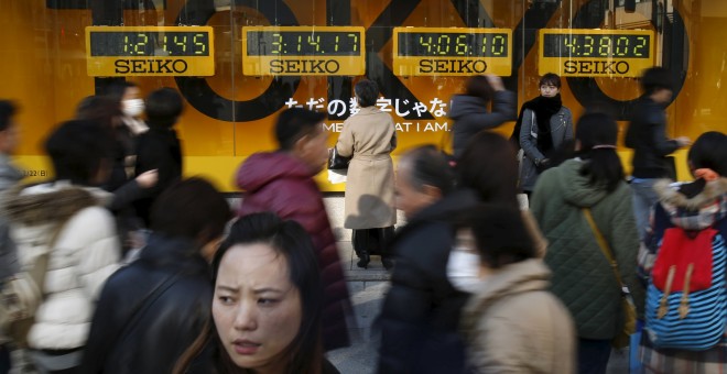 Peatones caminando por las calles de Ginza, la zona comercial de Tokio.. REUTERS/Yuya Shino/Files