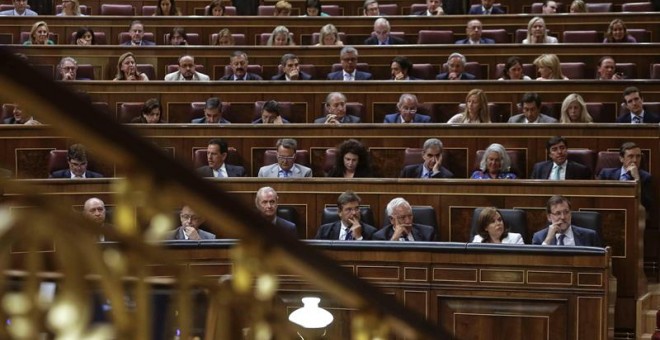 Miembros del Gobierno y diputados populares durante el pleno del Congreso donde hoy se debate el tercer programa de ayudas a Grecia y la contribución española, cifrada en 10.148 millones de euros. EFE/Emilio Naranjo