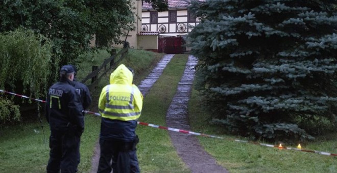 Policías hacen guardia junto a una granja acordonada en Lampersdorf (Alemania). EFE/Arno Burgi