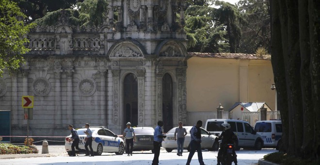 Los policías turnos examinan los alrededores del Palacio de Dolmabahçe, en Estambul, tras el tiroteo protagonizado por dos individuos. REUTERS/Murad Sezer