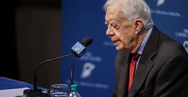 El expresidente Jimmy Carter, durante la rueda de prensa que ha ofrecido en el Carter Center de Atlanta, Georgia, en la que ha anunciado que inicia un tratamiento de radiación para combatir el cáncer que padece y que ya se le ha extendido al cerebro. EFE/