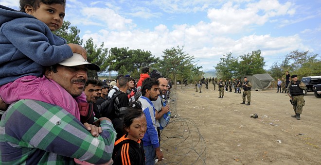 Más de 40.000 inmigrantes irregulares llegaron en Macedonia en los dos últimos meses. Según medios locales, al menos 1.500 de ellos están a la espera de poder atravesar el paso fronterizo de Eidomeni./ REUTERS