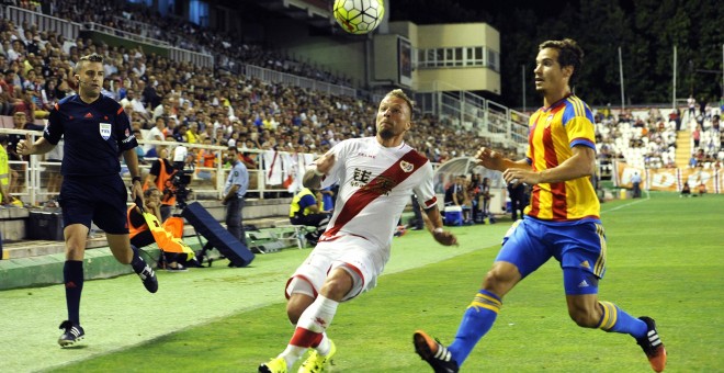 El centrocampista portugués del Rayo Vallecano Tiago Manuel Dias 'Bebé' diputa el balón con el argentino Lucas Alfonso Orban, del Valencia CF. EFE/Luca Piergiovanni