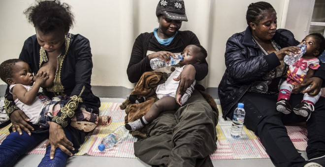 Tres mujeres nigerianas que amamantan a sus bebés al desembarcar en Italia. Profundos cortes de arma blanca, heridas de bala y señales de violencia sexual son algunas de las marcas con las que los inmigrantes rescatados en el Mediterráneo desembarcan en I