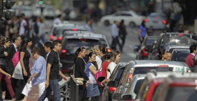 Ciudadanos caminan este viernes en la Avenida Paulista, en Sao Paulo (Brasil)./ EFE