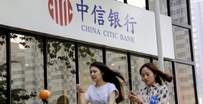 Dos mujeres pasan por delante de una oficina de Citic Bank en Pekín. REUTERS/Jason Lee