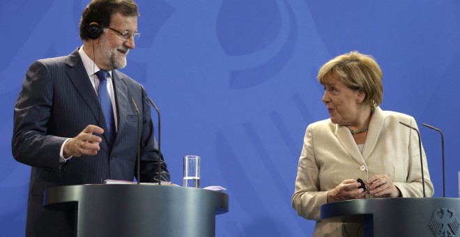 Mariano Rajoy y Angela Merkel al inicio de la comparecencia conjunta con motivo de su cumbre informal de dos días.- EFE