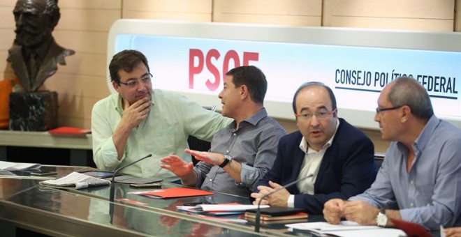 El portavoz del PSOE en el Senado, Oscar López, el presidente de Castilla-La Mancha, Emiliano García-Page, y el primer secretario del PSC, Miquel Iceta, durante la reunión hoy del Comité Federal del PSOE.- Angel Díaz (EFE)