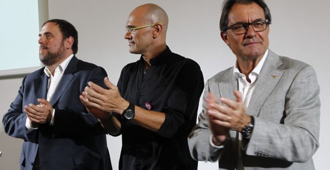 El president de la Generalitat y candidato numero 4 de Junts pel Sí, Artur Mas, el candidato numero 1 Raul Romeva, y el candidato numero 5 Oriol Junqueras, durante el acto de presentación del programa electoral de la coalición. EFE/ Quique García