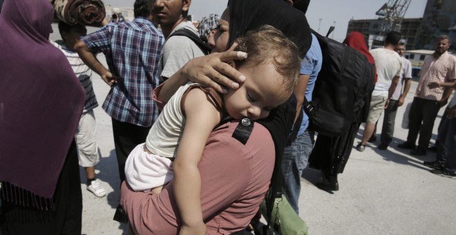 Refugiados, en su mayoría sirios, desembarcan en el puerto del Pireo, en Atenas, del ferry 'Eleftherios Venizelos', que los traslada desde las islas griegas de Lesbos y Kos, donde llegaron desde Turquía. EFE/EPA/YANNIS KOLESIDIS