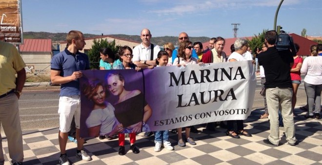 Familiares de Marina Okarinska y Laura del Hoyo Chamón, presuntamente asesinadas por Sergio Morate, concentrados ante los juzgados de Cuenca. E.P.