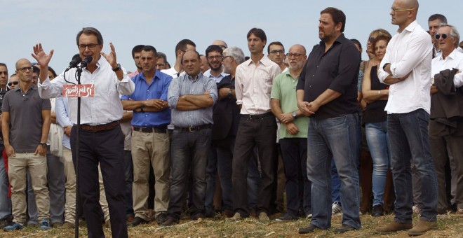 El presidente de la Generalitat, Artur Mas, que ha participado hoy en la localidad barcelonesa de Mollet del Vallès en el acto de precampaña de la candidatura unitaria Junts pel Sí, junto a Oriol Junqueras y Raül Romeva. EFE/ Quique García