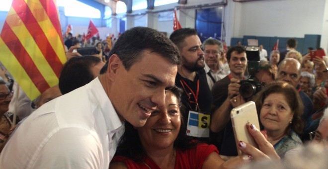 El líder del PSOE, Pedro Sánchez posa para un selfie en Tarragona en la fiesta de la gente mayor de los socialistas catalanes. EFE/ JAUME SELLART