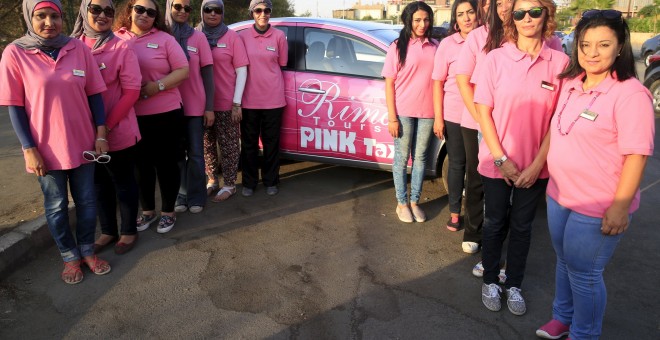 Una empresa de taxis en El Cairo, Egipto, que sólo contrata mujeres y sólo acepta a mujeres como pasajeras. Los taxis, el logo, el uniforme y hasta el pintauñas son rosas, en honor al nombre de la empresa 'Pink Taxis'. REUTERS/Amr Abdallah Dalsh