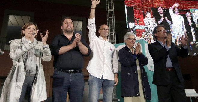 Los candidatos de Junts pel Sí (i-d) Carme Forcadell, Oriol Junqueras, Raul Romeva, Muriel Casals y Artur Mas, durante el acto de inicio de campaña de las elecciones catalanas celebrado esta noche en Barcelona. EFE/Alberto Estévez