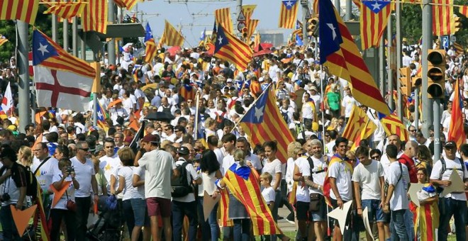 Asistentes a la Via Lliure recorren la avenida Meridiana de Barcelona. ANDREU DALMAU (EFE)