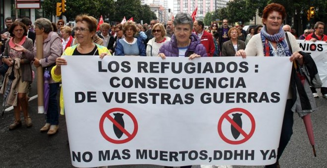 Varios cientos de personas han secundado hoy en Gijón la manifestación convocada por sindicatos y partidos para pedir 'una respuesta solidaria' a la llegada de refugiados a Europa. EFE