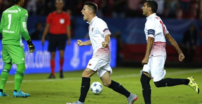 Kevin Gameiro del Sevilla, celebra con José Antonio Reyes el primer gol ante el Borussia de Mönchengladbach.- Julio Muñoz (EFE)