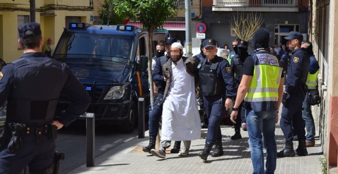 Momento en el que las Fuerzas de Seguridad del Estado detienen a un presunto yihadista.- INTERIOR