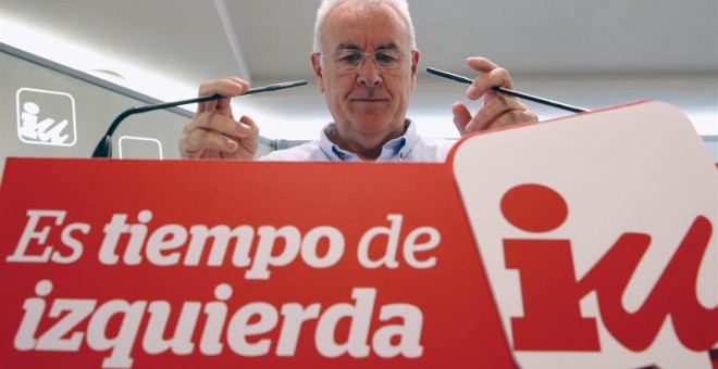 El coordinador general de IU, Cayo Lara, momentos antes de la rueda de prensa que ha ofrecido para tratar distintos temas de la actualidad política, hoy en Madrid. EFE/Sergio Barrenechea