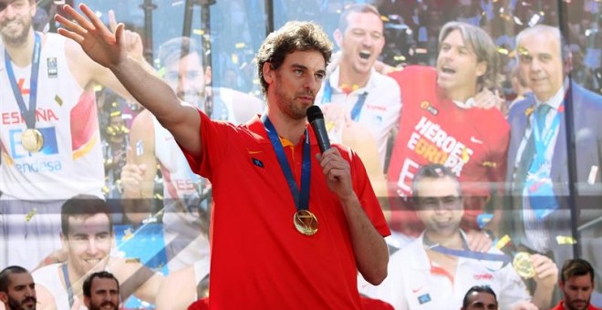 Pau Gasol se dirige a los miles de aficionados congregados en la plaza de Callao. /EFE