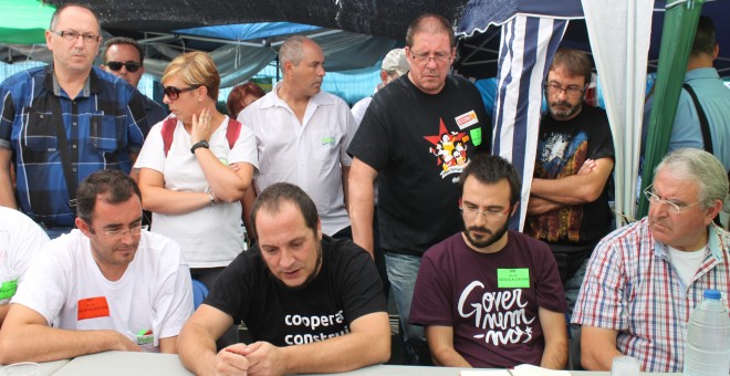 David Fernàndez y Alberto Botrán, de la CUP, con los trabajadores de Valeo.