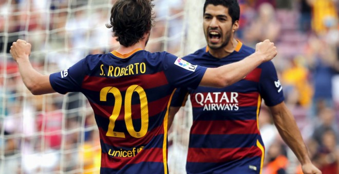 Suárez celebra con Sergi Roberto uno de sus goles a Las Palmas. REUTERS/Sergio Pérez